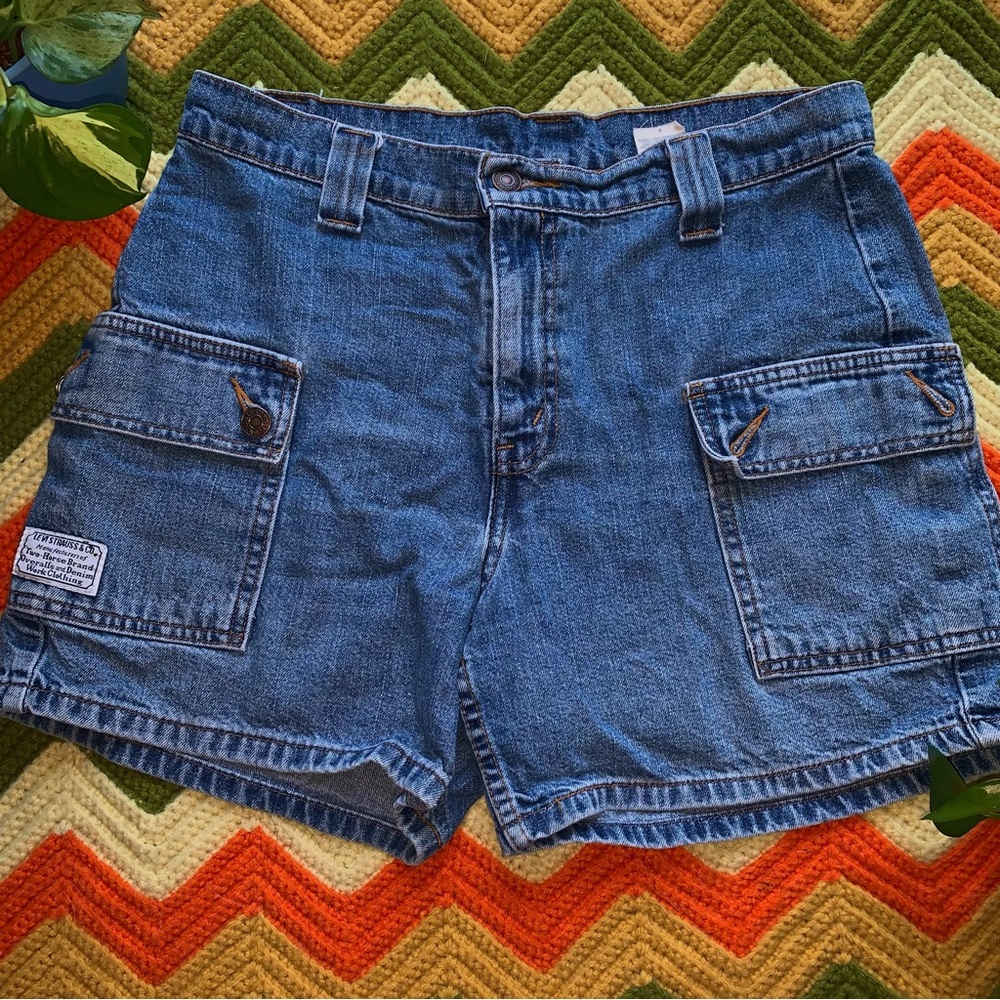 Vintage Levi’s denim cargo shorts